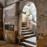 ...si trova un arco tufaceo che conduce al vano scala 